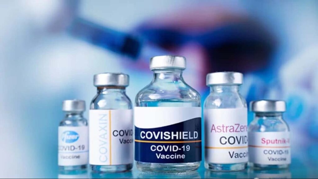 Covishield vaccine पर सियासत जारी, विशेषज्ञों ने कहा, घबराने की जरूरत नहीं